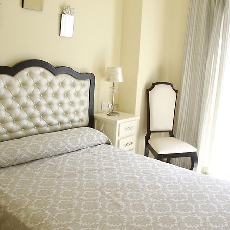 מלון קוניל דה לה פרונטרה Hostal Flor De Lis- Lojo מראה חיצוני תמונה