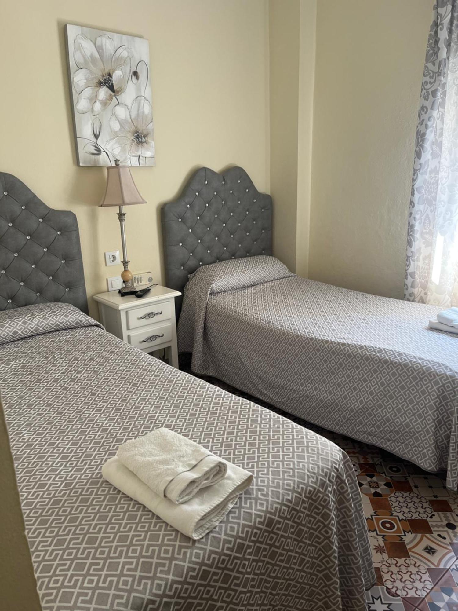 מלון קוניל דה לה פרונטרה Hostal Flor De Lis- Lojo מראה חיצוני תמונה