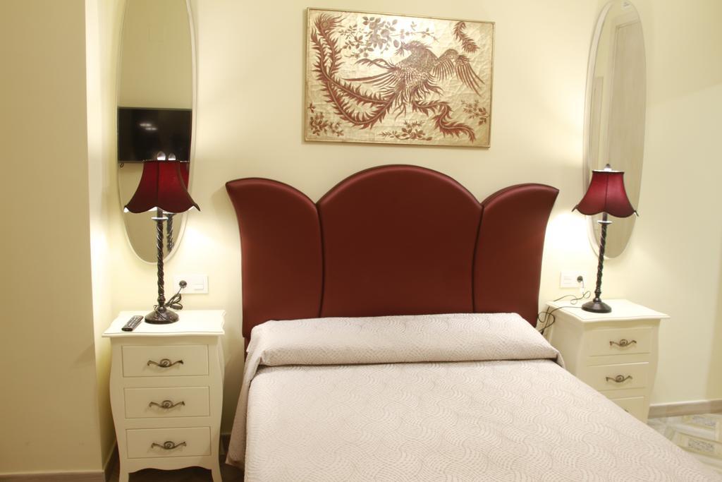 מלון קוניל דה לה פרונטרה Hostal Flor De Lis- Lojo מראה חיצוני תמונה