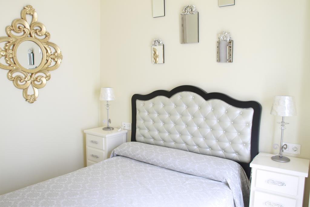 מלון קוניל דה לה פרונטרה Hostal Flor De Lis- Lojo מראה חיצוני תמונה