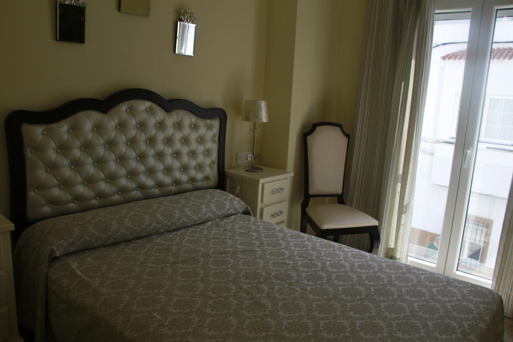 מלון קוניל דה לה פרונטרה Hostal Flor De Lis- Lojo מראה חיצוני תמונה