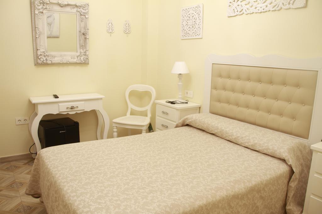 מלון קוניל דה לה פרונטרה Hostal Flor De Lis- Lojo מראה חיצוני תמונה