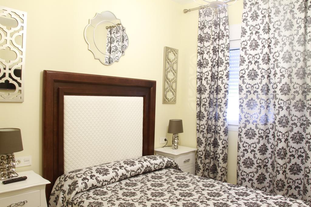 מלון קוניל דה לה פרונטרה Hostal Flor De Lis- Lojo מראה חיצוני תמונה