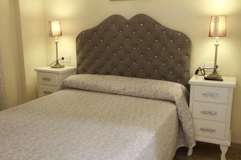 מלון קוניל דה לה פרונטרה Hostal Flor De Lis- Lojo מראה חיצוני תמונה