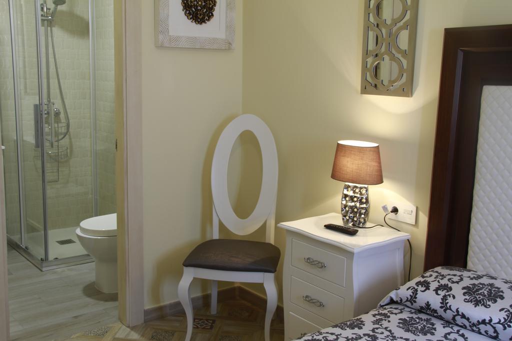 מלון קוניל דה לה פרונטרה Hostal Flor De Lis- Lojo מראה חיצוני תמונה