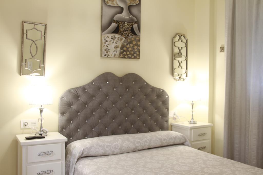 מלון קוניל דה לה פרונטרה Hostal Flor De Lis- Lojo מראה חיצוני תמונה