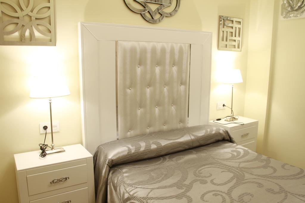 מלון קוניל דה לה פרונטרה Hostal Flor De Lis- Lojo מראה חיצוני תמונה